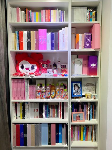 Twice Bedroom, Twice Room Decor Kpop, Kpop Album Organization, Twice Shelf, Kpop Album Collection, Kpop Shelf, Facts About Dreams, Ideas Habitaciones, Army Room Decor