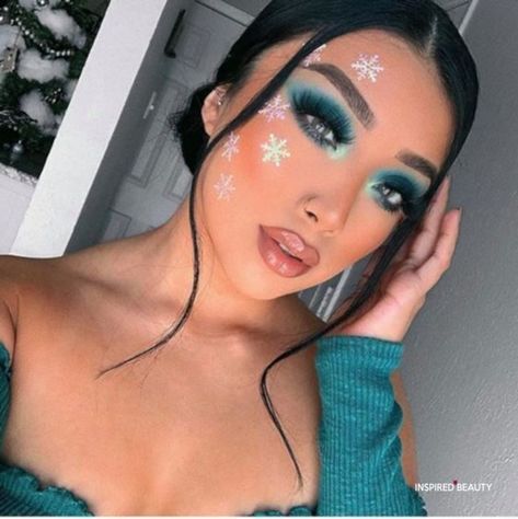 Creative Christmas Makeup Looks, Clown Makeup Aesthetic, Creative Christmas Makeup, Christmas Makeup Looks, Cute Clown Makeup, Xmas Makeup, Christmas Eye Makeup, Christmas Makeup Look, Cute Clown