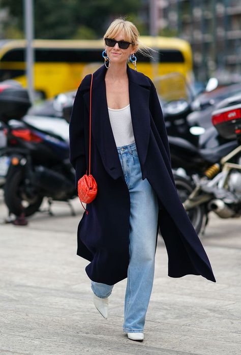 How to wear flare jeans during winter How To Style Flares, Jeans Trend, Denim Flare Jeans, Kick Flare Jeans, 2020 Style, Style Inspiration Casual, Smart Outfit, Jean Trends, Street Trends