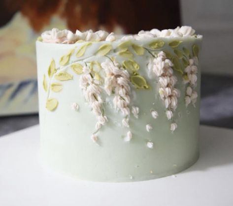 Wedding Cake With Vines, Green Cake With Flowers, Cake With Vines, Sage Vintage Cake, Matcha Cake Design, Matcha Buttercream Cake, Light Green Cake With Flowers, Dessert Styling, Cake Bento