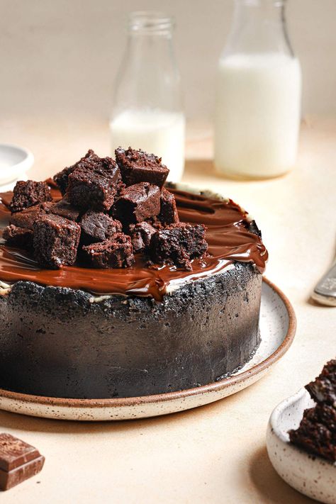 This Brownie Cheesecake recipe features cubes of brownies baked right inside with an Oreo crumb crust and chocolate ganache topping. Yum! Fudge Brownie Cheesecake, Brownie Cheesecake Recipe, Gourmet Cheesecake, Cheesecake Cakes, Cheesecake Chocolate Cake, Chocolate Ganache Topping, Decadent Cheesecake, Brownies Cheesecake, Chocolate Cheesecake Recipe