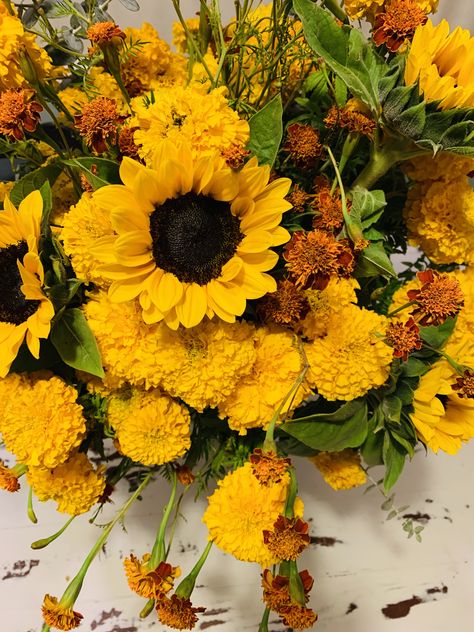 Yellow marigolds, orange mini marigolds and sunflowers for fall Sunflower And Marigold Bouquet, Sunflower And Marigold, October Wedding Reception, Died Flowers, Roka Ceremony, Flower Business, Sunflower Bouquets, Flowers Ideas, October Wedding