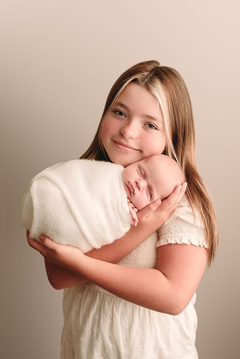 Newborn posed with older sibling during newborn session Newborn Twin Photography With Older Sibling, Newborn And Older Brother Pictures, Newborn Family Photos Older Sibling, Newborn Photoshoot With Older Siblings, Newborn Photography With Older Siblings, Newborn Pictures With Older Siblings, Newborn And Older Sibling Photo Ideas, Newborn With Older Siblings Photography, Newborn Sibling Pictures