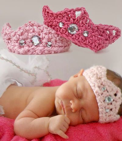 Free crochet pattern. A pretty little prince or baby princess crochet crown pattern with faux jewels.  The baby crown can be made and used as a photo prop for the first portrait shoot and then put on display as part of the nursery's decor.   Beautiful tasteful baby bling.   I love crafts like this that are easy and work up fast and it's a great baby gift idea. Crochet Crown Pattern, Crocheted Headbands, Newborn Crown, Crochet Crown, Crochet Photo Props, Baby Crown, Video Baby, Crown Pattern, Crochet Baby Girl