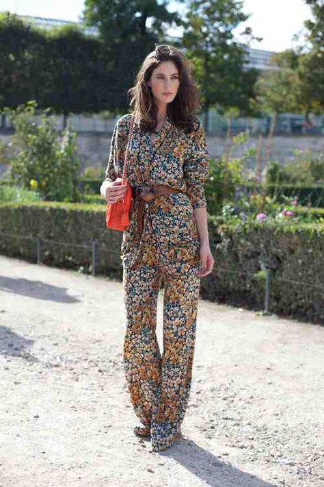 super cute Paris Street Style Spring, Italian Fashion Street, Street Style Spring, Paris Fashion Week Street Style, Print Jumpsuit, Fashion Articles, Tangerine Orange, Street Style Paris, Paris Street Style