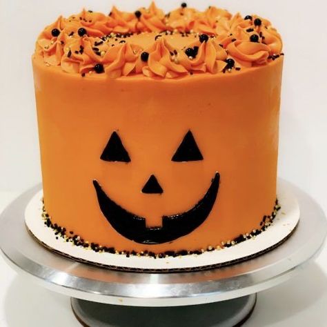 Jack O Lantern Cake, Halloween Cake Design, Cute Halloween Cakes, Halloween Birthday Cakes, Halloween Cake Decorating, Gemini Birthday, Pumpkin Cake Recipes, Spice Cake Mix, Halloween Baking