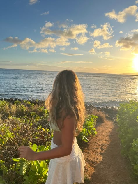 Tropical Beach Pictures Instagram, Hawaii Beach Poses, Sunset Beach Senior Photos, Hawaii Inspo Pics, Senior Pictures Hawaii, Girl In Sunset, Hawaii Picture Ideas, Beach Aesthetic Girl, Beachy Girl Aesthetic