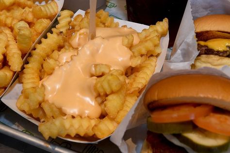 Chili Cheese Hot Dog, Recipes Cheesecake, Homemade French Fries, Best Fast Food, Cheese Sauce Recipe, Chicken Sandwich Recipes, Homemade Hamburgers, Honey Mustard Sauce, Shake Shack