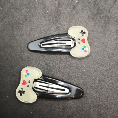 A Pair Of Glow In The Dark Video Game Controllers On Black Hair Clips. Made By Me. Scene Hair Accessories, Glow In The Dark Hair Accessories, Glow In The Dark Roller Skates, Video Game Jewelry, Pastel Goth Hair Clips, Decora Hair Clips, Scene Accessories, Neon Accessories, Black Hair Clips