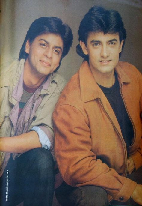 Aamir Khan with Shahrukh Khan sublime hotness right here. Shahrukh Khan And Kajol, Vintage Bollywood Aesthetic, 90s Bollywood Aesthetic, Salman Khan Photo, Throwback Pictures, Bollywood Pictures, Retro Bollywood, Bollywood Cinema, Saif Ali Khan