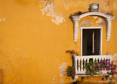 A lovely building in Cartagena, Colombia. The whole city is just glowing with life. Diy Garden Landscaping, Full Time Travel, Arched Doors, Caribbean Beaches, Tuscan Style, Spanish Colonial, Commercial Interior Design, Solo Female Travel, Photo Essay