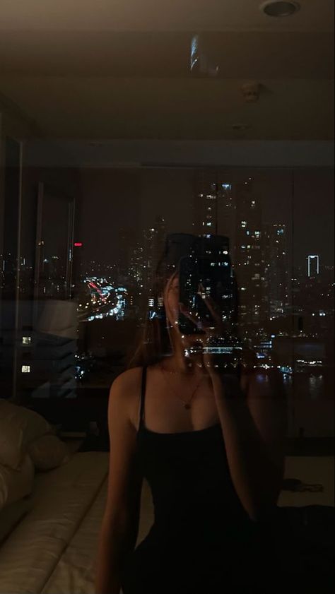 Good Night Aesthetic Instagram, Aesthetic Going Out Pics, Girl Hotel Night, Hotel Girls Night Aesthetic, Posting On Instagram Aesthetic, Hotel Pics Ideas, Hotel Room Pose Ideas, Aesthetic Night Out, Night Hotel Aesthetic