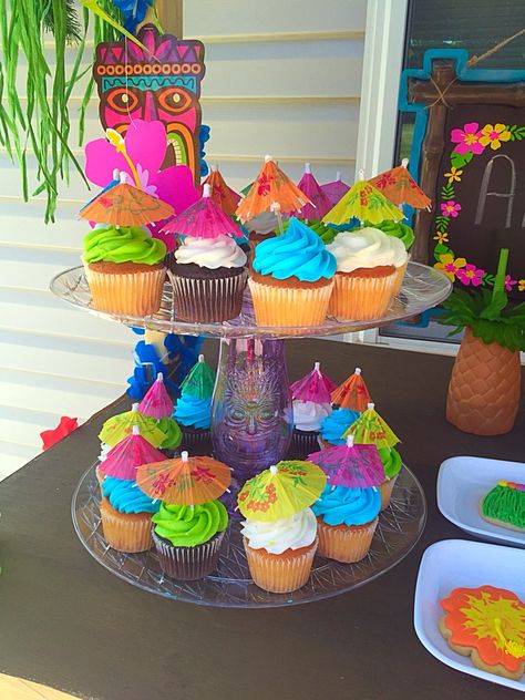 Luau cupcakes - handmade stand                                                                                                                                                     More Pool Party Ideas For Kids, Hawai Party, Tropisk Fest, Hawaii Birthday Party, Luau Cupcakes, Lila Party, Pool Party Ideas, Tropical Birthday Party, Aloha Party