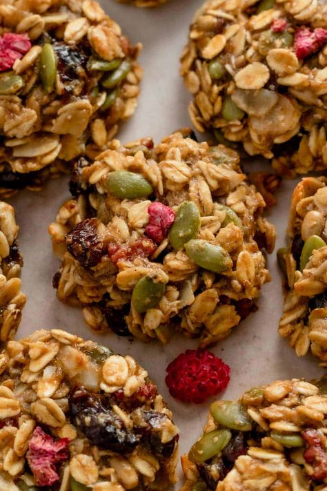 The Best Healthy Oatmeal Cookies Crispy Oats, Granola Cookies, Smooth Peanut Butter, Healthy Oatmeal Cookies, Breakfast Cookies Healthy, Healthy Cookie Recipes, Desserts Vegan, Oat Cookies, Healthy Oatmeal