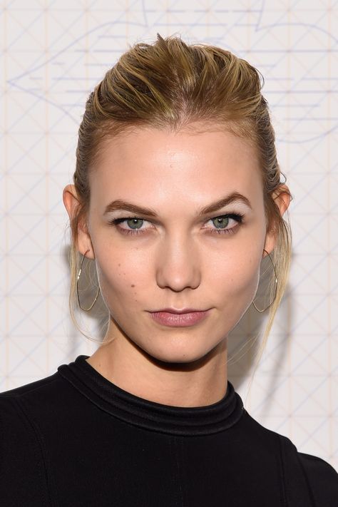 The Beauty Evolution of Karlie Kloss, from the Super Long Hair to the Iconic… Small Lips, Bold Brows, Lip Beauty, Normal Girl, Blonde Model, Karlie Kloss, Beauty Icons, Teen Vogue, Miranda Kerr