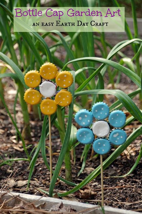 Bottle Cap Flowers Yard Art Easy Earth Day Crafts, Bottle Cap Flowers, Carillons Diy, Yard Art Crafts, Yard Ideas Cheap, Yard Ideas Backyard, Recycled Crafts Kids, Earth Day Crafts, Areas Verdes