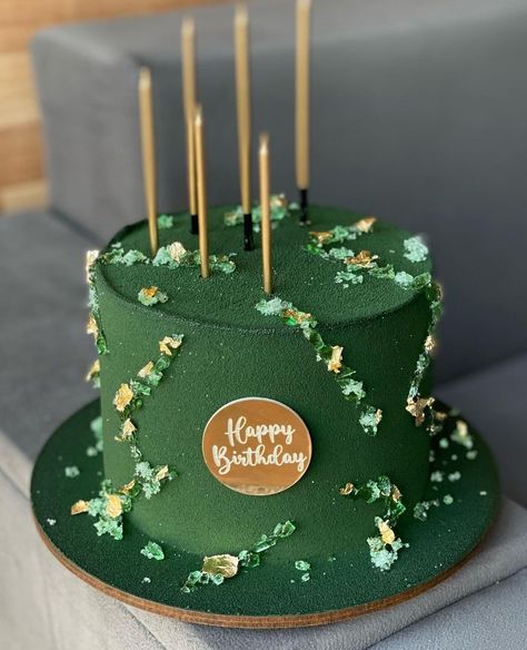 Emerald Green Birthday Cake For Women, Vintage Cake For Men, Blue Theme Cake, Green Birthday Cakes, Girly Birthday Cakes, Black And Gold Cake, Modern Birthday Cakes, Cake Designs For Girl, 18th Cake