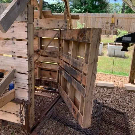 How To Feed Chickens Without Buying Chicken Feed • The Farmer's Lamp Backyard Ideas With Pallets, Build Chicken Coop, Best Backyard Ideas, Ideas With Pallets, Duck Pen, Cheap Chicken Coops, Urban Chicken Farming, Chicken Coop Pallets, Mobile Chicken Coop