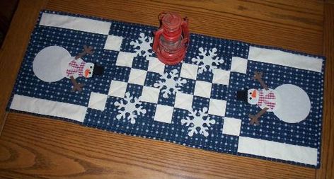 FREE Table Runner Tutorials – Jo's Country Junction Christmas Runners, Snowman Table Runner, Seasonal Quilts, Jelly Roll Quilt, Easy Table, Table Runner Tutorial, Snowflake Quilt, Runner Pattern, Christmas Quilting