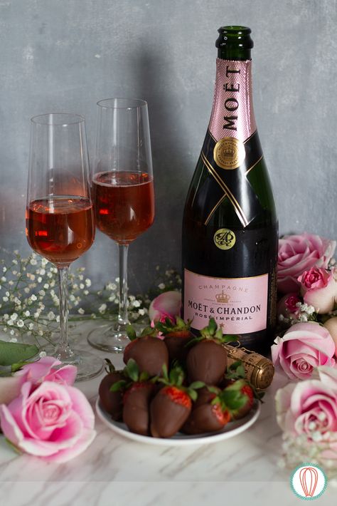 Moët & Chandon Rosé Imperial pairing: Milk Chocolate Strawberries - The Foodies' Kitchen Champagne With Raspberries, Pink Moet Champagne, Moet Rose Champagne, Moet Et Chandon Bag, Chandon Rose, Moet Chandon Champagne, Rose Milk, Bitter Chocolate, Champagne Bar