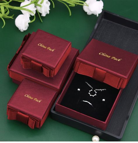 Custom jewelry supplier box Bracelet Box Packaging, Luxury Jewelry Packaging Boxes, Insta Design, Set Packaging, Boxes Ideas, Green Luxury, Jewelry Packaging Box, Brand Presentation, Daisy Jewelry