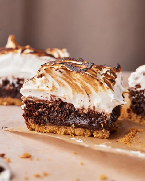 These s'mores brownies are a real summer treat! The gooiest chocolate fudgy brownies with a graham cracker crumb base and homemade toasted marshmallow frosting. Torch with a kitchen torch for a fun dinner activity. These taste like real s'mores, but even better! The chocolate brownies are so fudgy and gooey they are like the melty middle of s'mores. This easy to make recipe has relatively few ingredients and comes together in a simple step-by-step recipe. Delicious campfire treats! S'more Brownies, Brownie Marshmallow, Kitchen Torch, Fudgy Brownie Recipe, Best Brownie Recipe, Fun Dinner, Marshmallow Frosting, Homemade Marshmallows, Digestive Biscuits