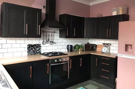 Black And Rose Gold Kitchen, Pink And Black Kitchen, Rock Backsplash, Pink Kitchen Ideas, White Gloss Kitchen, Stone Backsplash Kitchen, Pink Kitchen Decor, Rose Gold Kitchen, Dark Grey Kitchen