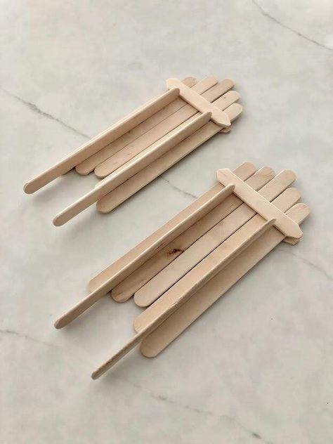 Popsicle Stick Sled, Sled Ornaments, Popsicle Stick Christmas Crafts, Wooden Sleigh, Diy Popsicle, Popsicle Crafts, Mercury Glass Christmas Ornaments, Diy Christmas Tree Ornaments, Stick Crafts