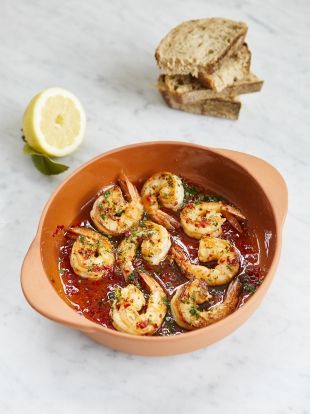 This gorgeous chilli prawn recipe is a Spanish tapas favourite – have a go at making this easy seafood dish at home. Prawn Starters, Prawns Recipe, Chilli Prawns, Garlic Prawns, Tapas Recipes, Prawn Recipes, Grape Salad, Jamie Oliver Recipes, Easy Seafood