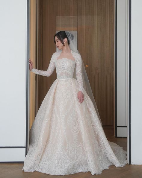 Hian Tjen, Plain Wedding Dress, Simple Wedding Gowns, Wedding Dress Bustle, Bride Dress Simple, Modest Wedding Gowns, Aesthetic Wedding, Stylish Wedding Dresses, Gown Skirt