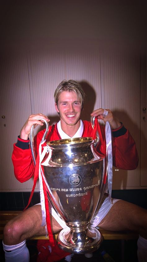 90s Football Aesthetic, David Beckham Wallpaper, Football Players Pictures, David Beckham Manchester United, Football 4k, David Beckham Football, Manchester United Champions League, Cabrio Vw, Channel Aesthetic