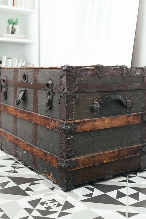 Unique Vintage Steamer Trunk Bedroom Storage Trunks, Restoring Old Trunks, Old Trunks Ideas Decor, Steam Trunk Ideas, Steamer Trunk Table, Steamer Trunk Decor, Vintage Wooden Trunk, Old Steamer Trunk Ideas Repurposed, Vintage Trunk Ideas