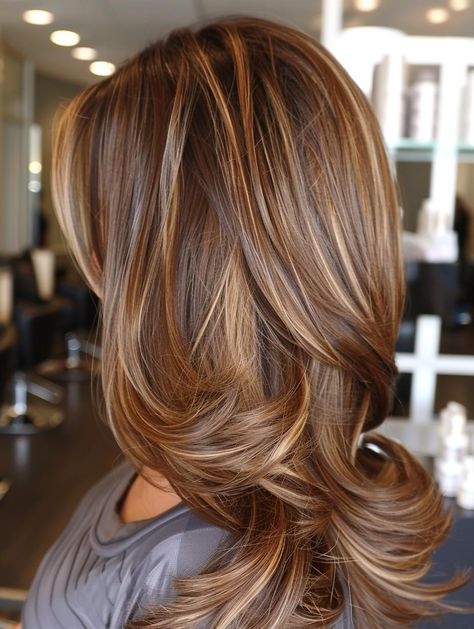 Caramel Highlights on Brown Hair: Perfect Blend of Warmth and Style Highlights On Chestnut Brown Hair, Caramel Highlights On Brown Hair, Highlights On Brown Hair, Brown Hair With Caramel Highlights, Rambut Brunette, Copper Blonde, Honey Brown Hair, Brown Hair Looks, Brunette Hair With Highlights