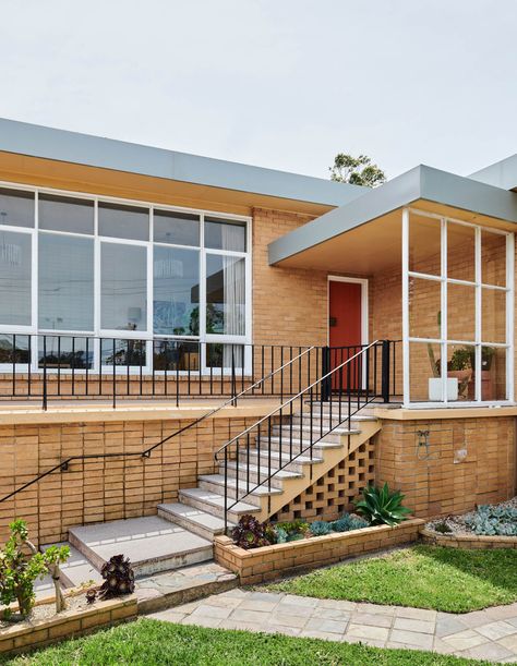 Mid Century Beach House, Mid Century Exterior, Apartment Tour, Large Balcony, Top Architects, Mid Century Architecture, Huge Windows, Australian Architecture, Modern Beach House