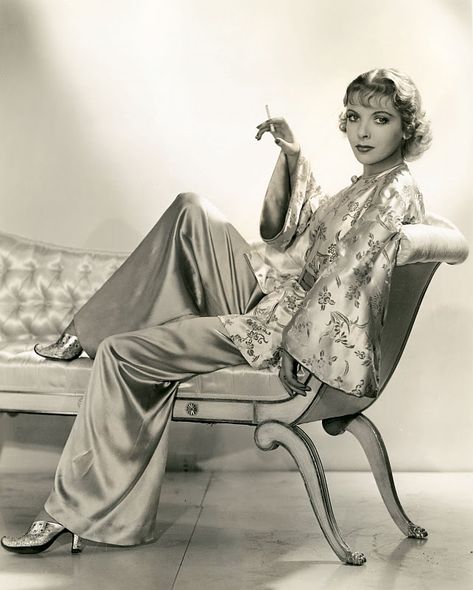 Vintage Outfit Post-1930s Lounging Pajamas Ida Lupino, 1930s Hollywood, Vintage Loungewear, Hollywood Vintage, Vintage Pajamas, Glamour Vintage, Lingerie Vintage, 파티 드레스, Hollywood Movie