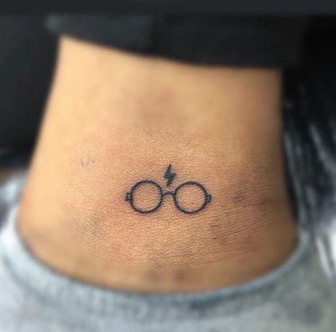 Minimalist Harry Potter Tattoo Dragons Tattoo, Model Tattoo, Hamsa Tattoo, Tattoo Trend, Harry Potter Tattoos, Small Girl Tattoos, Harry Potter Tattoo, Tattoos Geometric, Gorgeous Tattoos