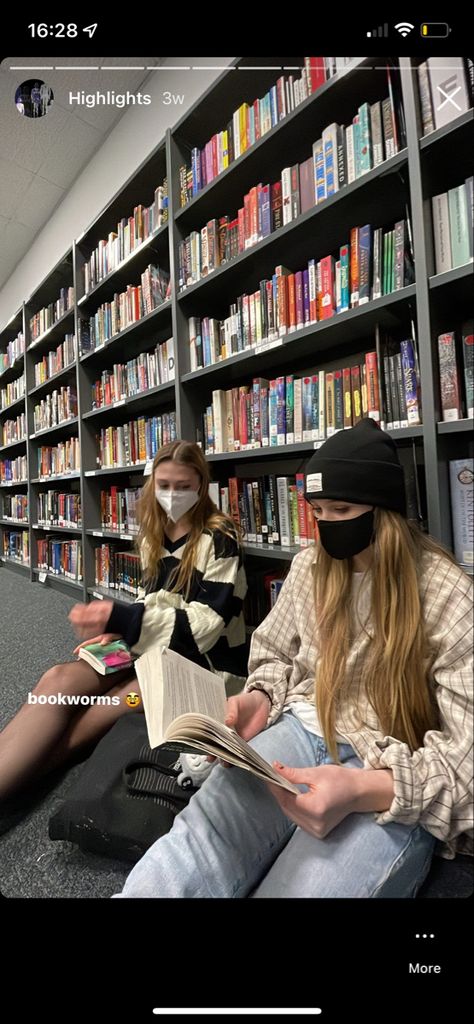 #reading #library #outfits #aesthetic #clothes #friends Library Friends Aesthetic, Bookstore Outfit Aesthetic, Library Outfits Aesthetic, Library Outfits, Library Photo Shoot, Summer With Friends, Library Photos, Reading Library, College Experience