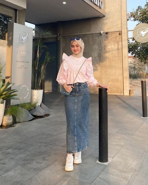 Highwaist Skirt, Jeans Hijab, Stylish Outfits Casual, Jeans Colour, Estilo Hijab, Snow Light, Jean Skirt Outfits, Skirt Jeans, Casual Hijab Outfit