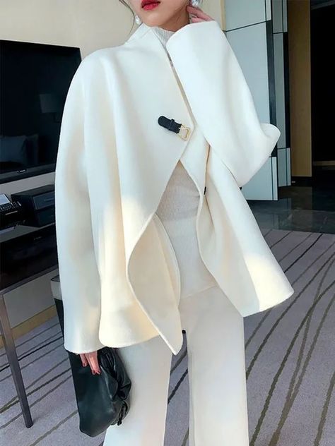 White Overcoat Outfit Women, Elegant Coats For Women Classy, Palto Woman, Chic Fall Style, Woman In White, Elegant Coats, Chique Outfits, Winter Vest, Moda Vintage