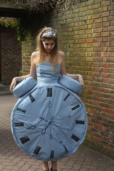 Clock Costume, Clock Dress, Purim Costumes, Book Day Costumes, Diy Kostüm, Scary Costumes, Creative Costumes, Stage Costume, Halloween Dress