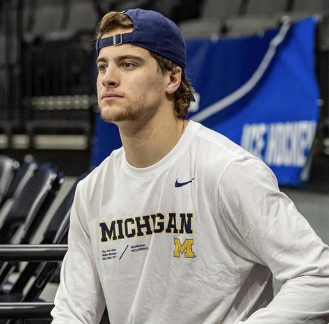 Ethan Edwards, Michigan Hockey, Hot Hockey Players, Anime Tutorial, Sport Hockey, University Of Michigan, Nhl Hockey, Hockey Players, Celebrity Crush