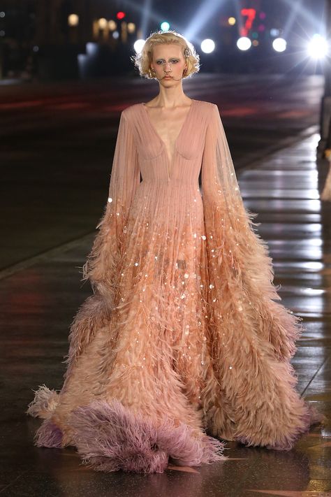 Gucci Gown Haute Couture, Gucci Gown Runway, Gucci Dress Gowns, Gucci Dress Runway, Gucci Haute Couture, Gucci Couture, Gucci Fashion Show, Amour Art, Ballroom Dress Inspiration