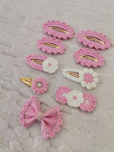 Hairclip Crochet Ideas, Barrette Crochet, Hairband Crochet, Diy Hairband, Crochet Clip, Hairpin Crochet, Crochet Hair Bows, Projects To Sell, Crochet Necklace Pattern