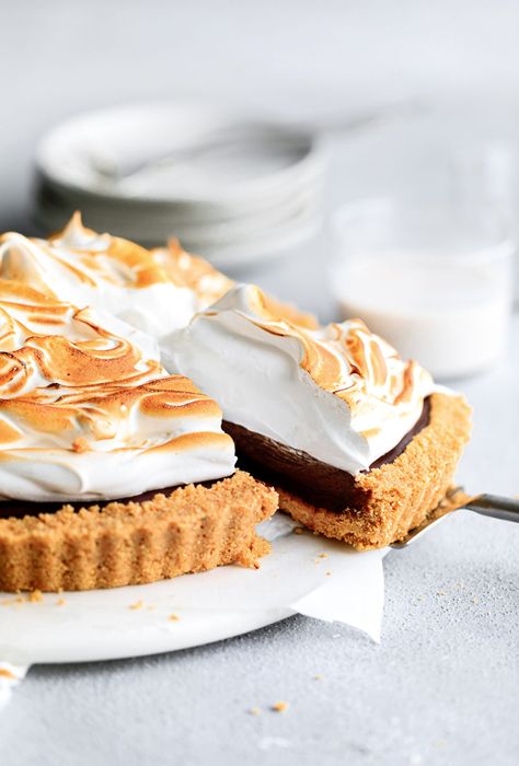 S'mores Meringue Pie - Yoga of Cooking Fall Series, Meringue Pie Recipes, Waffles Easy, Chocolate Pancakes, Pineapple Upside Down Cake, Meringue Pie, S'mores, Chocolate Chip Muffins, Upside Down Cake