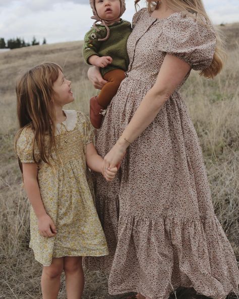 Ashleigh Laurel (@ashleighlaurel) • Instagram photos and videos Homestead Family Photoshoot, Cottagecore Pregnancy Outfits, Cottagecore Pregnancy, Trad Wife Outfit, Cottagecore Motherhood, Homestead Maternity Shoot, Housewife Outfit, Trad Wife Aesthetic, Cottagecore Mother And Daughter