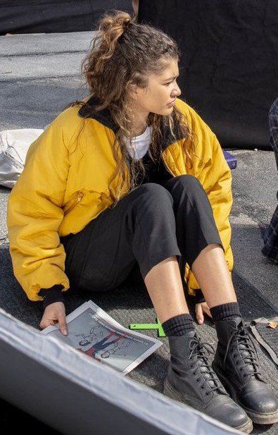 Sweatpants With Converse, Rue Euphoria Outfits, Zendaya Spiderman Homecoming, Euphoria Makeup Looks, Zendaya Euphoria, Euphoria Rue, Style Bermuda Shorts, Dark Feminine Style, Rue Euphoria