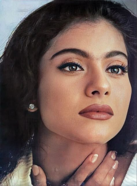 Kajol Makeup Looks, Eyeliner Indian Eyes, Bollywood 90s Makeup, Subtle Indian Makeup, 90s Indian Makeup, Kajal Eyes Aesthetic, Kajol Makeup, Kajol Aesthetic, 90s Bollywood Makeup