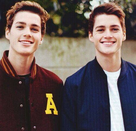 Jack and Finn Harries...good looking doesnt even cut it -nina brittany- Jack And Finn, Scorpius And Rose, Blake Steven, Finn Harries, Tanya Burr, Jack Harries, Jack Finn, Joe Sugg, Shane Dawson