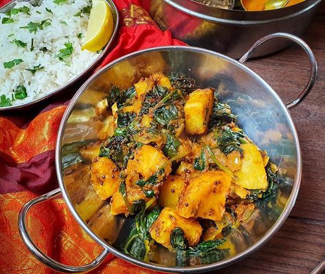 Sag Aloo Recipe, Curry Sides, Bombay Aloo Recipe, Dry Aloo Sabzi, Vegan Saag Aloo, Aloo Shimla Mirch Sabzi, Hellofresh Vegetarian, Saag Aloo, Bombay Potatoes