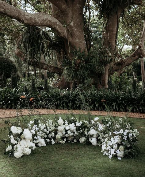 Half Circle Ceremony Flowers, White Ground Arch Wedding, Wedding Flowers On Ground, Half Arch Flowers Wedding, Minimal Wedding Arch Ideas, Floral Nest Wedding Ceremony, Archless Wedding Ceremony, Grounded Wedding Arch, Wedding Ceremony Ground Flowers